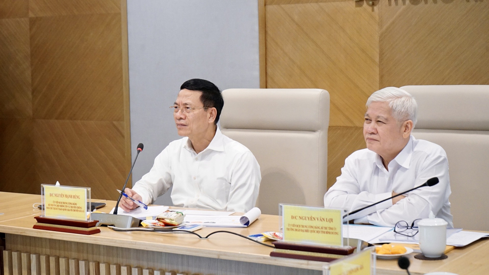 Bộ trưởng Nguyễn Mạnh Hùng cho biết qua buổi làm việc, bộ ghi nhận, tiếp thu các ý kiến, kiến nghị của tỉnh Bình Dương và sẽ có hướng dẫn cụ thể để công tác chuyển đổi số của tỉnh tốt hơn trong thời gian tới.